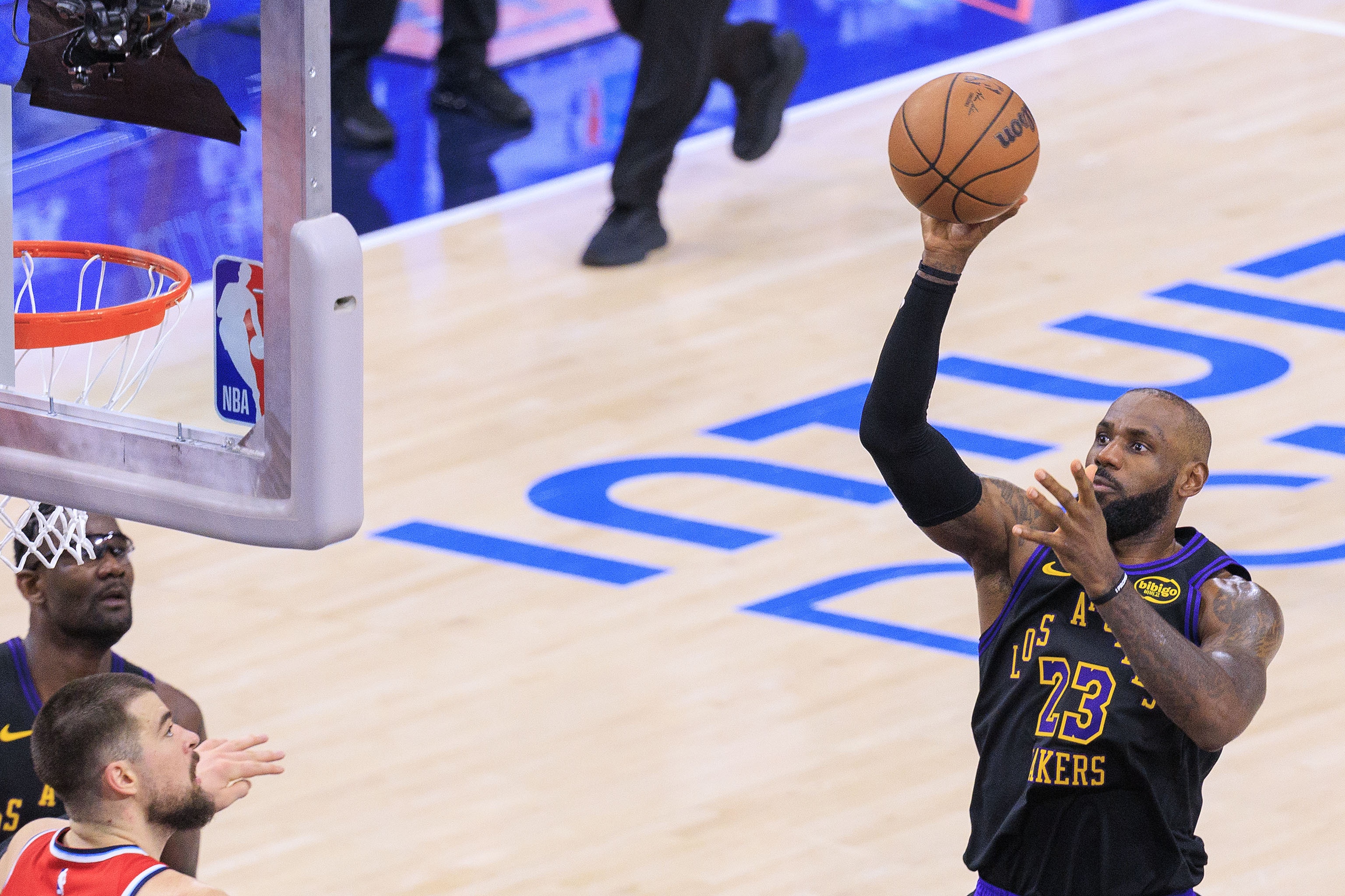 世界杯直播app下载地址-湖人VS快船裁判报告：祖巴茨“High five”詹姆斯 不应被吹犯规