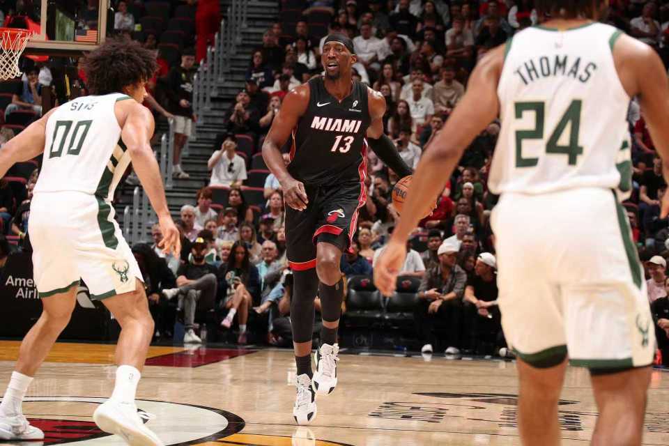 世界杯官方平台-阿德巴约83分后轰21+8！热火险胜雄鹿豪取7连胜 字母哥31+6